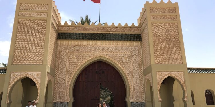 旅行ガイド: リサーニ 砂漠の門