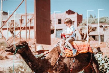 Viaje en familia con niños desde Tánger al Desierto Sahara